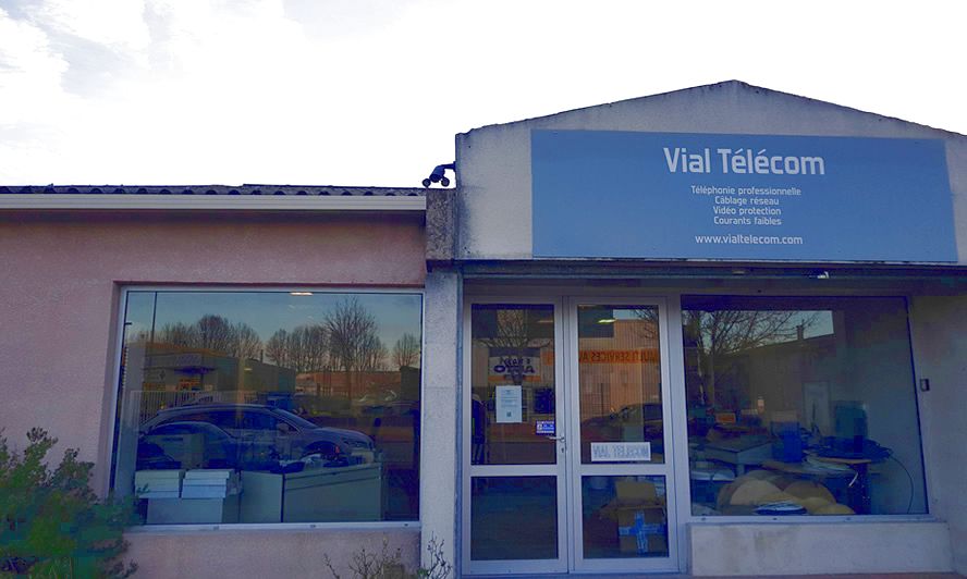 Façade des locaux de Vial Télécom, 257 rue Roberval à Pertuis